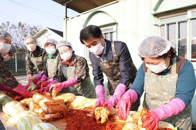 보은군 여성예비군, 김장 250포기 담가 60가구에 전달